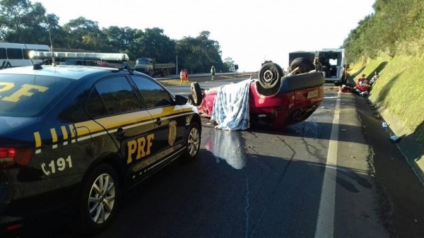 O Celta se desgovernou e capotou mais de uma vez, parando com as rodas para o ar sobre a pista.(Foto: PRF)