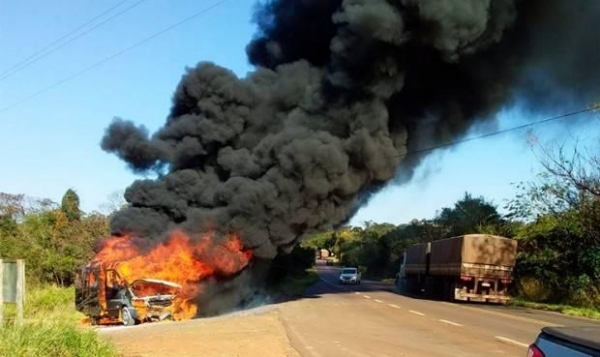 O veículo, ficou completamente destruído.(Foto: O Bemdito)