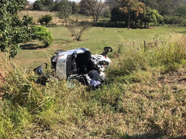Carro saiu da pista após capotar na tarde deste domingo (14) — Foto: Aeromédico/Sesa