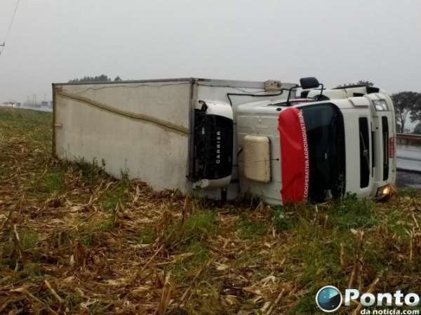 Apesar dos danos no caminhão, o condutor não se feriu (Foto: Ponto da Notícia )