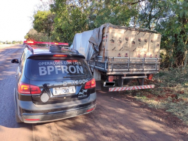 O veiculo e a mercadoria foram entregues na Receita Federal em Guaíra. (Foto: BPFron)