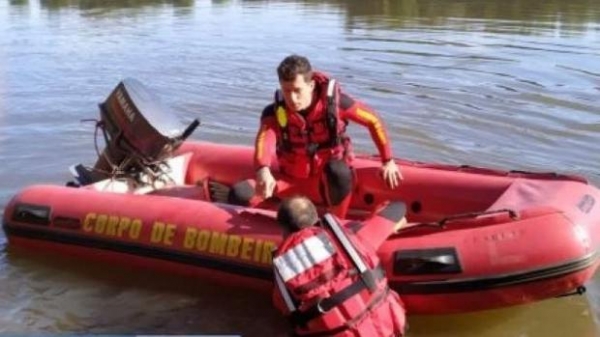 A água fria dificulta o trabalho, uma vez que o corpo leva maior tempo para surgir.. (Foto: Reprodução)