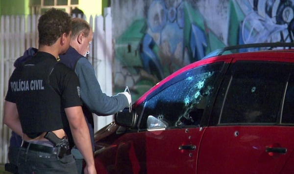 Mulher foi morta a tiros em frente à casa do filho, em Curitiba — Foto: Reprodução/RPC