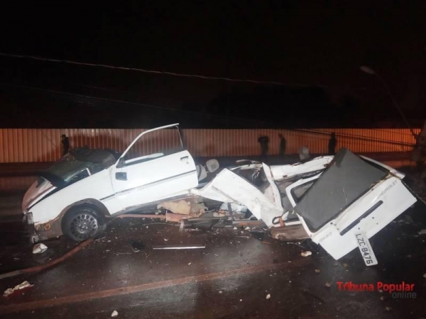 Com o impacto, o poste ficou destruído, sendo que o veículo GM / Kadet teria partido ao meio.(Foto: Tribuna Popular)