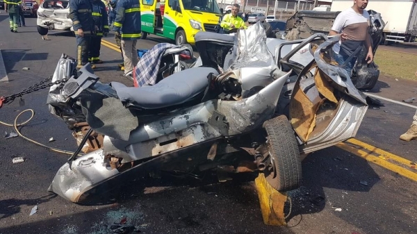 Uma jovem que estava no carro morreu no local; o motorista ficou preso às ferragens e foi levado ao hospital em estado grave — Foto: PRF/Divulgação