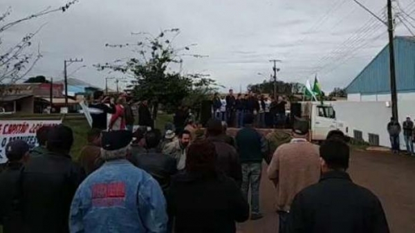 O valor do leite também não está agradando. Hoje o produtor gasta de R$ 1,15 a R$ 1,20 para produzir cada litro de leite e estão recebendo R$ 1.05 pelo pagamento.(Foto: Catve)