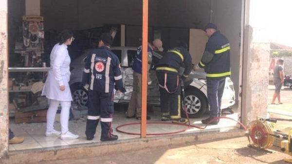 O veículo Ônix entrou dentro de uma loja e por sorte não atingiu as pessoas que estavam no local. (Foto: GoioNews)