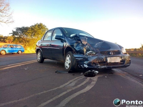 Com a colisão, o Corsa rodou na pista.(Foto: Ponto da Notícia)