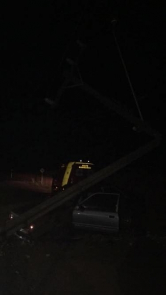 No local, um VW/Logus colidiu contra um poste de energia elétrica. (Foto: Reprodução)