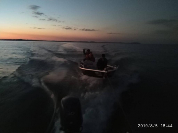 Três pessoas estavam realizando pescaria esportiva na modalidade embarcada, quando a hélice do motor quebrou.(Foto: Reprodução)