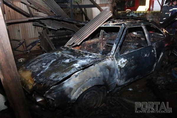 O veículo ficou destruído. (Fotos: Portal Nova Santa Rosa)