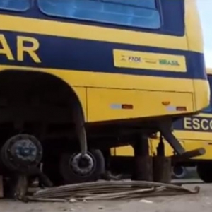 Dos oito ônibus que fazem o transporte escolar nas comunidades mais afastadas, cinco estão parados — Foto: Reprodução/RPC