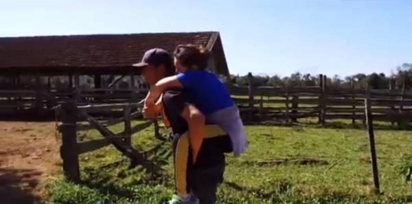 Sem transporte escolar, pai carrega filha nas costas em Guaraqueçaba — Foto: Reprodução/RPC