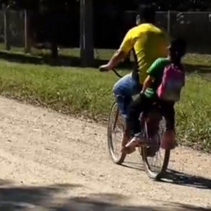 Menina de sete anos vai de carona com o tio para a escola; são 4 km andando de bicicleta — Foto: Reprodução/RPC