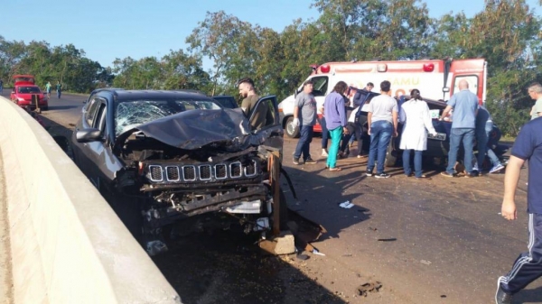 Os danos nos veículos dão noção da força do impacto.(Foto: CGN)