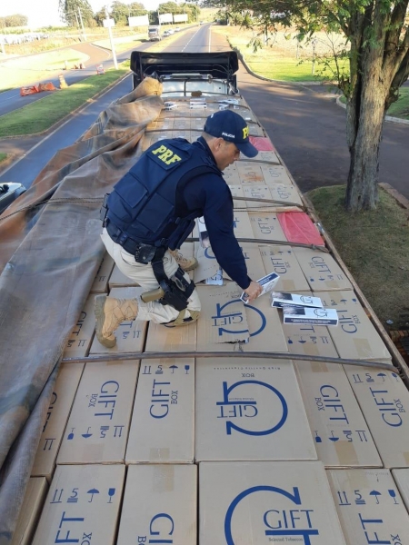 A carreta trafegava pela BR 163. (Fotos: PRF)