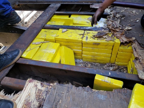 As duas carretas tinham compartimentos ocultos,(Fotos: PRF)