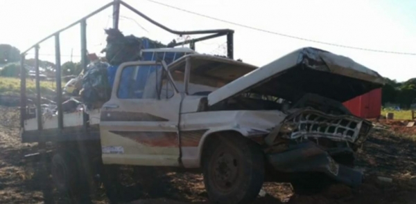 Idoso morre após carro bater contra barranco, em Umuarama — Foto: Reprodução/RPC