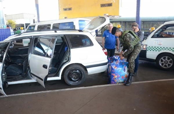 Durante a fiscalização na Ponte da Amizade, veículos e pedestres que cruzarem a fronteira serão vistoriados — Foto: Exército/Divulgação