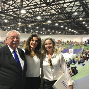 Armindo Fischer, Desembargadora Joeci Machado Camargo (no centro) e Lilian Fischer Müller, no Casamento Coletivo em Cascavel. (Foto: Divulgação)