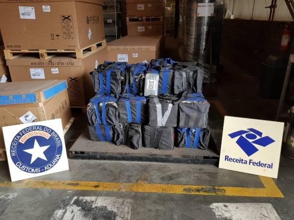 Foram encontradas 20 bolsas com 558 kg de cocaína.(Fotos: Divulgação)