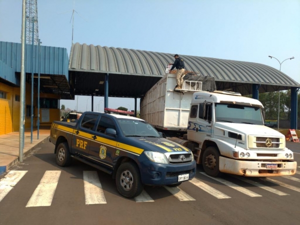 Os agentes da PRF abordaram a carreta por volta de 8h30, na BR-272. (Fotos: PRF)