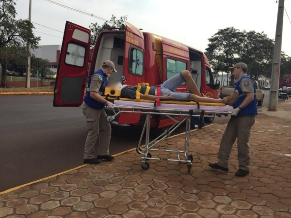 O ciclista resultou com ferimentos e foi encaminhado para atendimento médico pela equipe do Corpo de Bombeiros (Foto: Fernanda Bourscheidt/AquiAgora.net )