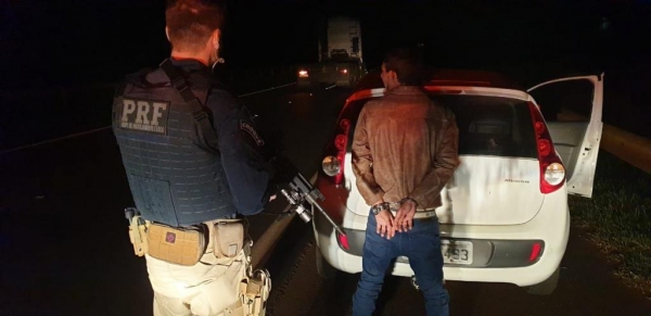 O mandado era  por posse/porte de arma de uso restrito. (Foto: PRF)