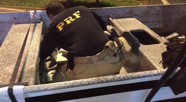 Droga estava escondida dentro de um barco que era transportado pelo caminhão, em Balsa Nova — Foto: Divulgação/PRF