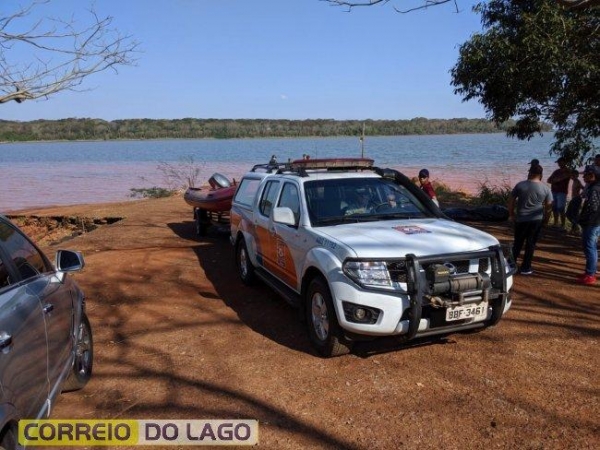 Com o uso de um bote, o corpo foi resgatado. (Foto: Divulgação Correio do Lago)