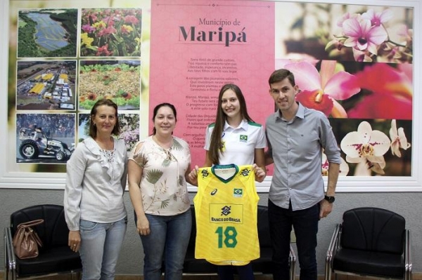 A atleta esteve visitando o prefeito.(Foto: Camila Angst/ Assessoria) 