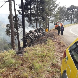 Motorista abandonou caminhão após o acidente, segundo os bombeiros — Foto: Polícia Rodoviária Estadual/Divulgação