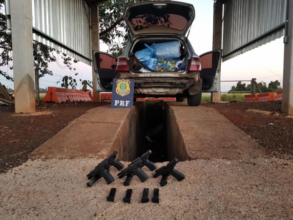 Imagens mostram as armas apreendidas. (Foto: Divulgação PRF)