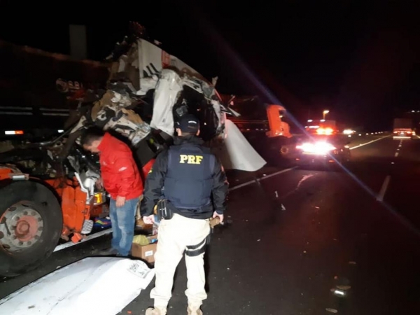 Acidente envolvendo três caminhões deixou uma pessoa ferida, em Ponta Grossa — Foto: Divulgação/PRF