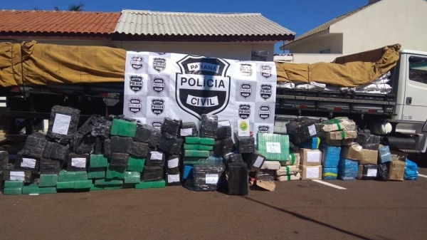 O motorista do caminhão onde a droga foi encontrada e a esposa dele foram presos em flagrante — Foto: Polícia Civil/Divulgação