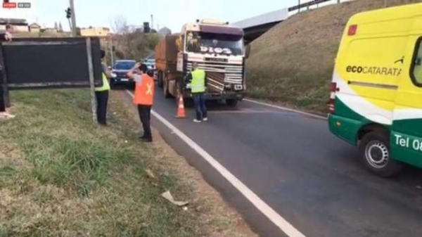Há suspeitas de que a carreta com placas paraguaias tenha apresentado problemas mecânicos. (Fotos: Catve)