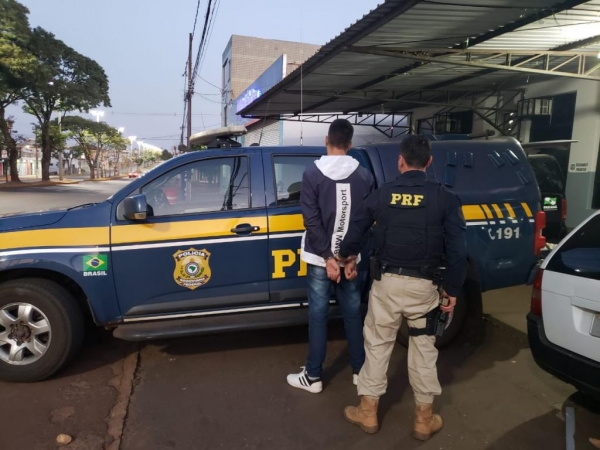 O rapaz foi preso em flagrante. (Fotos: Divulgação - PRF)