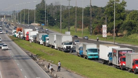 Caminhões parados na Grande Curitiba em 2018: chance de protesto se repetir (Foto: Franklin de Freitas/Arquivo Bem Paraná)