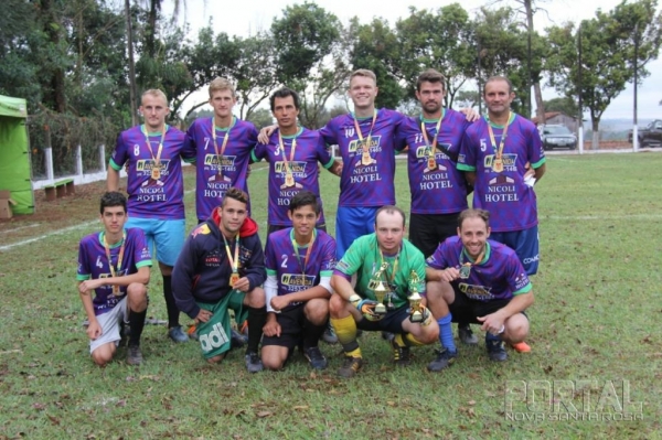 Recebendo a premiação de Campeão, equipe do Posto Avenida/Nicoli Hotel (Foto: Colaborador)