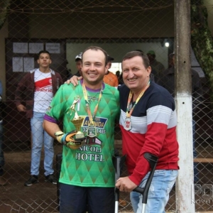 Chumbinho recebendo o trofèu de goleiro menos vazado, ao lado do vice-prefeito, Noedi. (Foto: Colaborador)