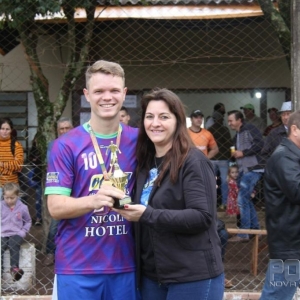  Diego Nidermaier artilheiro do Campeonato, ao lado da Secretária de Educação Nilza Siewert Gerling. (Foto: Colaborador)