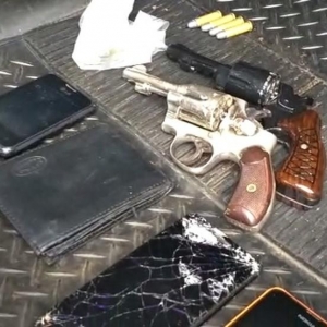 Armas foram apreendidas com suspeitos de roubar lotérica em Sarandi — Foto: Juliana Guzzoni/RPC