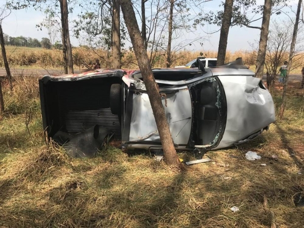 Carro capotou na PR-498 e duas pessoas ficaram feridas, em Japurá — Foto: Divulgação/PRE