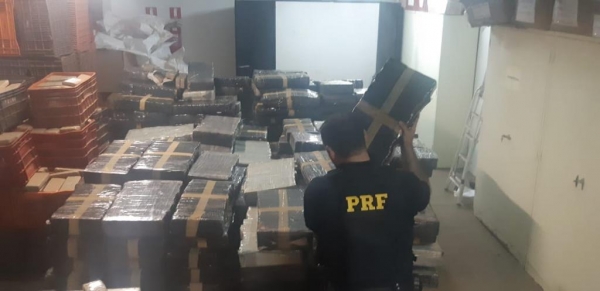 As 4,6 toneladas de maconha apreendidas hoje em Céu Azul eram transportadas em um caminhão-tanque, abordado na BR-277. (Foto: PRF)