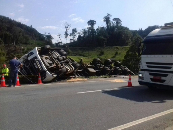 O motorista morreu no local do acidente. (Foto: PRF)