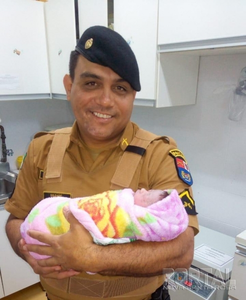 Os policiais foram os primeiros a terem contato com o recém nascido. (Foto: Polícia Militar - Divulgação)