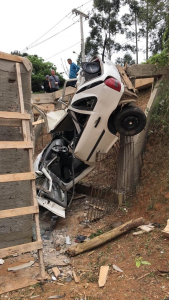 O condutor não resistiu aos ferimentos e morreu no local do acidente.(Foto: G1 Paraná)