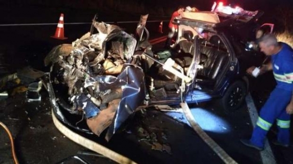O condutor do Vectra, um jovem de 25 anos estava sozinho e ficou preso às ferragens. (Fotos: PRF)