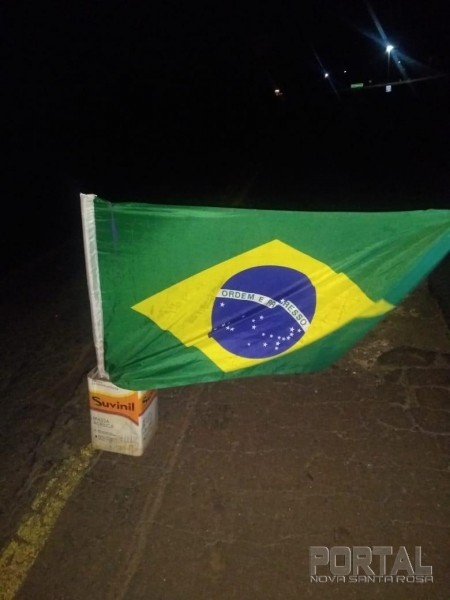 Uma bandeira foi colocada em sinal de protesto. (Fotos: Colaboradora)
