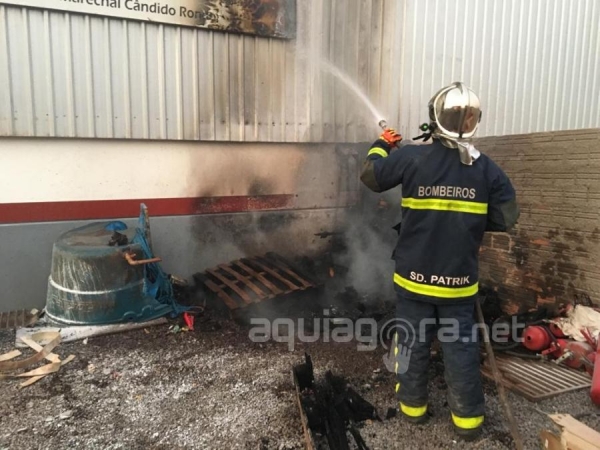 Bombeiros foram acionados por populares para controlar as chamas (Foto: Cristine Kempp/AquiAgora.net )